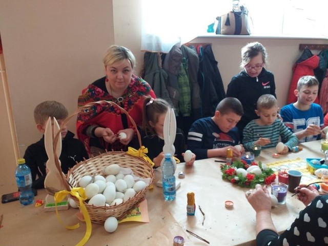 Paulina Pieluszczak - Suchodolska i jej tato Henryk prowadzą warsztaty, biorą udział w konkursach i uczą też najmłodsze pokolenie Adasia i Anię robić pisanki