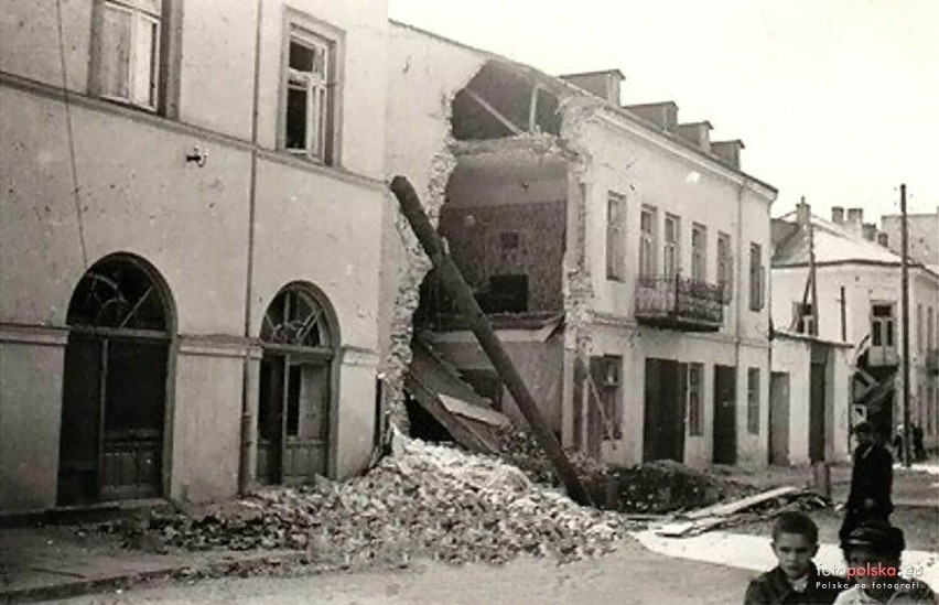 bombardowany i wyburzony w latach okupacji budynek przy...