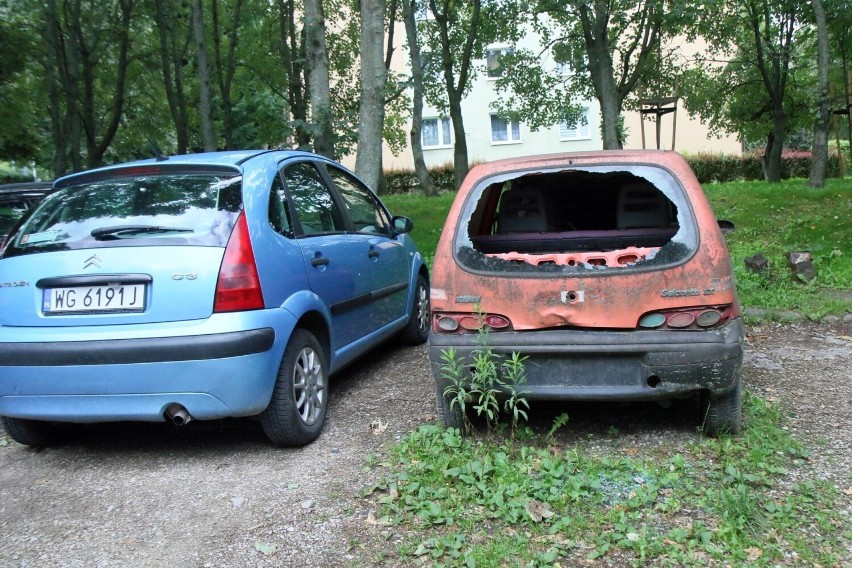 Lublin: Miejsce parkingowe zajęte przez "wrak". Jak się okazuje - niewiele można z nim zrobić