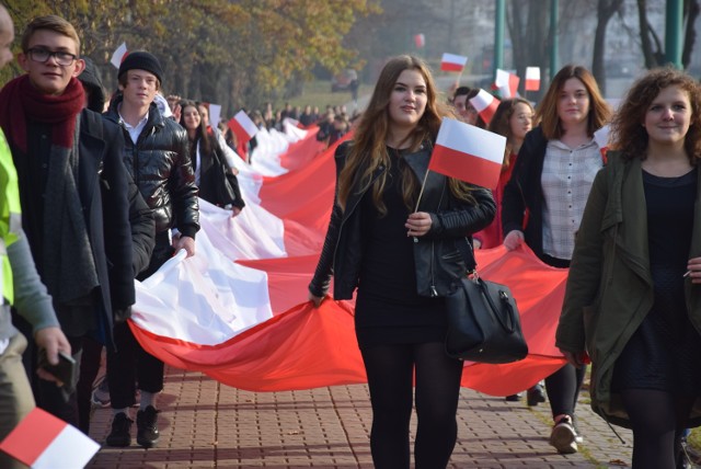 100 uczniów ZS 1 ze 100-metrową flagą w Tychach