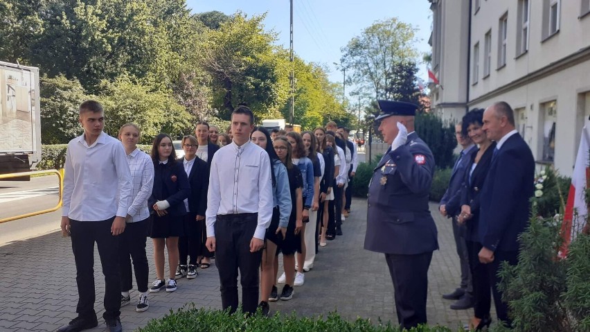 Wykładowca Akademii Sztuki Wojennej udzielił lekcji uczniom klasy wojskowej w II LO w Wieluniu