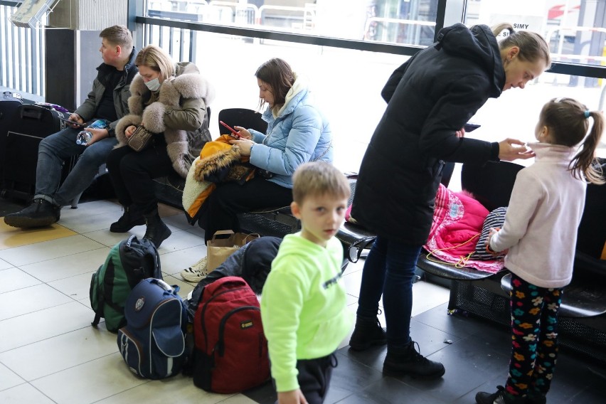 Pierwsi uchodźcy z Ukrainy już są w Krakowie. Spotkaliśmy ich na Dworcu Głównym [ZDJĘCIA]