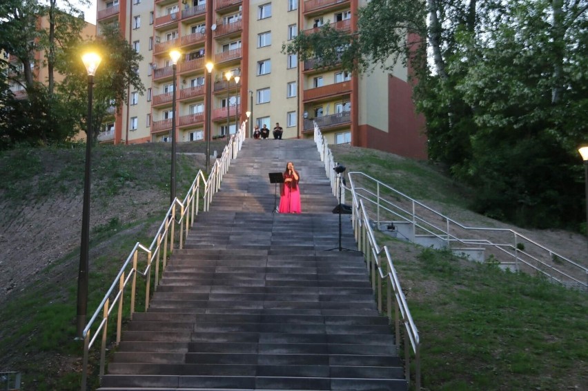 Fontanna przed Parkiem Kultury w Starachowicach już zachwyca. Niezwykły efekt nocnych iluminacji. Zobacz zdjęcia