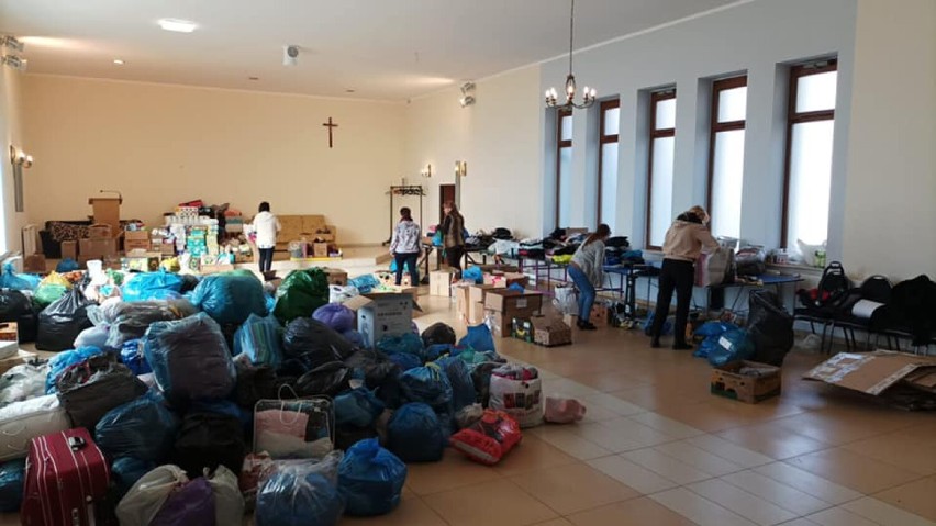 Wielka mobilizacja mieszkańców powiatu. Wciąż zbierają dary dla uchodźców i Ukrainy. Co jest potrzebne?