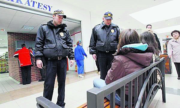 Policjanci chcą przeszkolić sklepowych ochroniarzy, by umieli sobie radzić z wagarowiczami