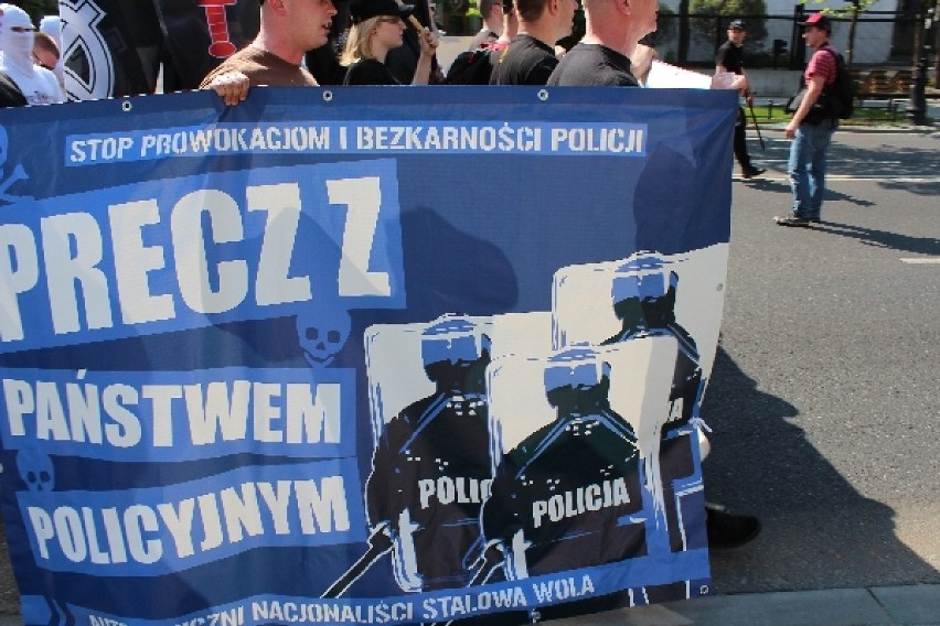 Nacjonaliści przeszli ulicami Warszawy [zdjęcia]