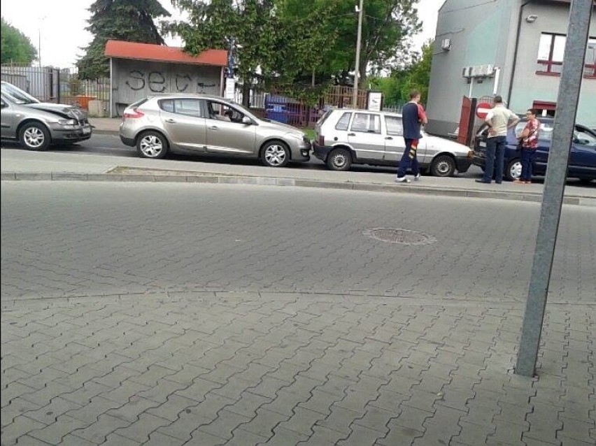 Kolizja samochodów na ulicy Konopnickiej