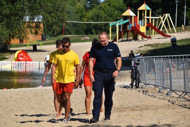 Policjanci i ratownicy uratowali mężczyznę, który o mało co nie utopił się w jeziorze Grzymisławskim