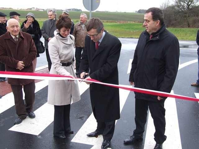 W otwarciu wzięli udział m.in. starosta Krzysztof Ostrowski, wiceprzewodnicząca Rady Powiatu Gnieźnieńskiego Emila Dutka, wójt gminy Łubowo Andrzej Łozowski oraz sołtysi okolicznych wsi.