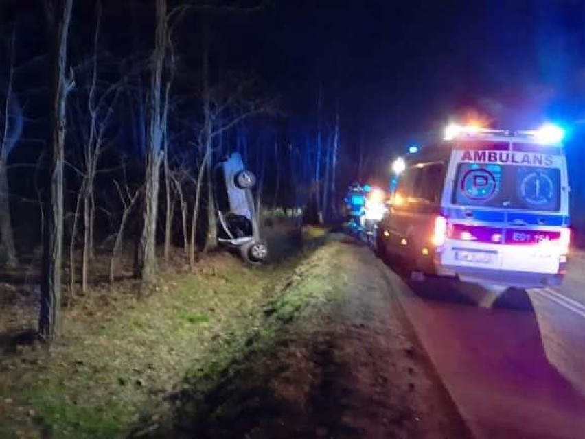 Wypadek w Redzeniu w gminie Burzenin. Auto na drzewie ZDJĘCIA