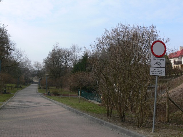 Miejsca do handlu wyznaczono na deptaku, na Dolnym Podwalu, tuż za parkiniem, w miejscu, gdzie zaczyna się strefa dla pieszych i rowerzystów.