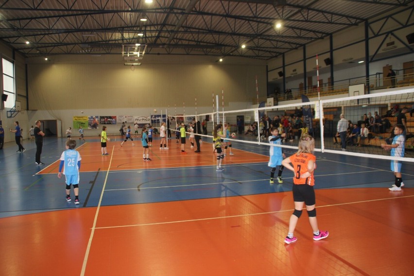 Trwa Ogólnopolski Turniej Minisingielków „METPRIM Volley Radomsko Cup” w Radomsku. ZDJĘCIA