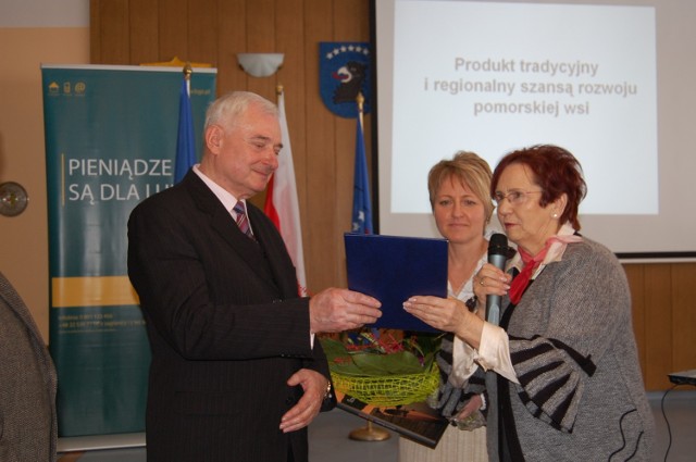 Czesławowi Szczygłowi dziękują Janina Kwiecień i Alicja Mazur z wydziału ochrony środowiska starostwa powiatowego w Kartuzach