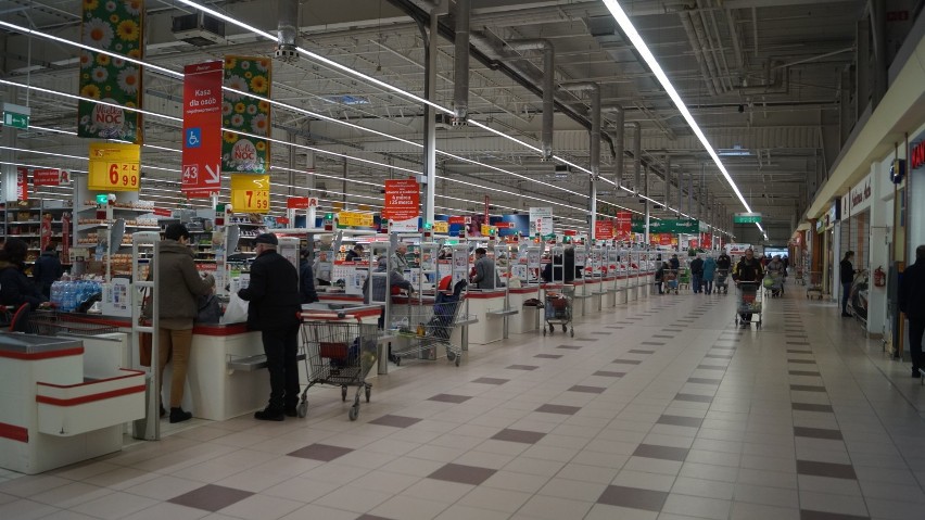 Zimno w CH Auchan w Mikołowie: pracownicy w kurtkach...