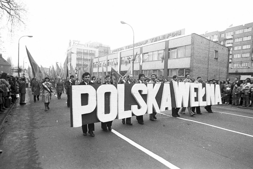 Archiwalne zdjęcia z pochodów pierwszomajowych w latach 70....