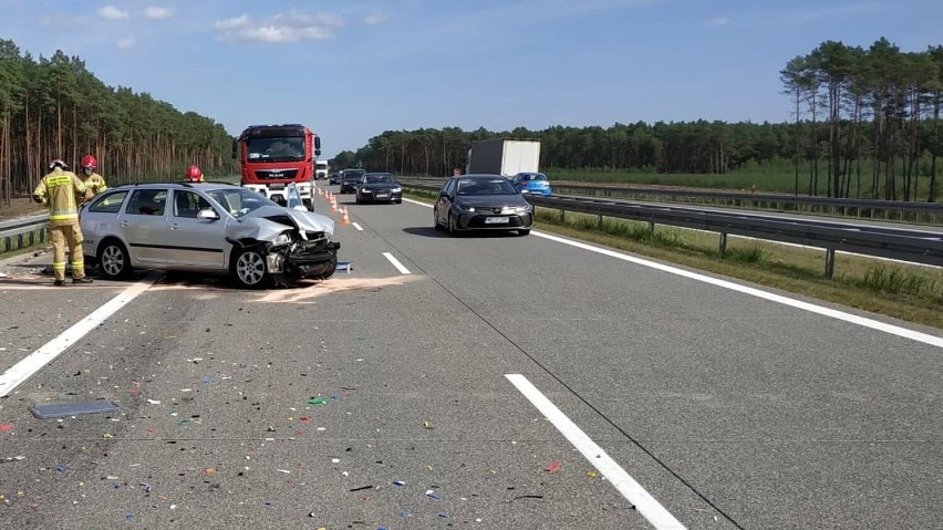 Kolejny w środę wypadek na A2 pod Nowym Tomyślem. Skoda wjechała w naczepę tira [FOTO]