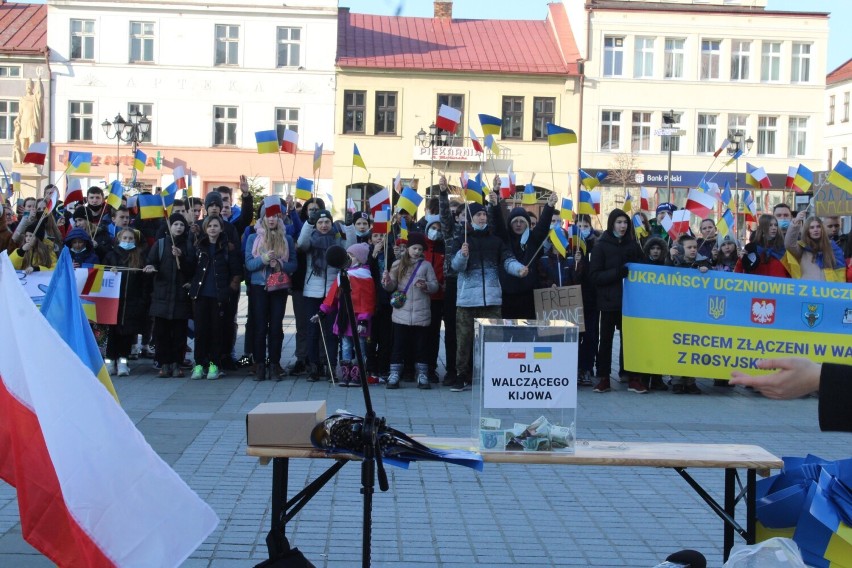 Dzieci i młodzież z Żywca przeciwko barbarzyńskim najazdom Rosji na Ukrainę. Manifestują w imię solidarności z Ukrainą