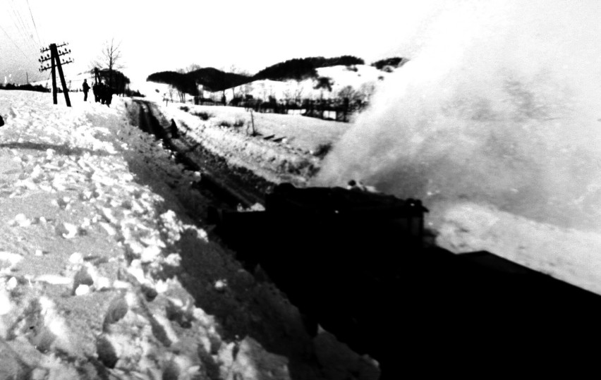 Kwiecień 1972 r. Wokół była wiosna, a w Kasinie Wielkiej pociąg utknął w zaspie