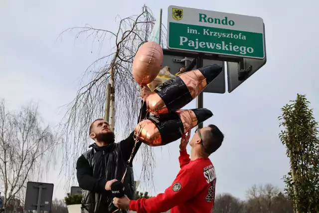 Krystian Pajewski (z lewej), syn Krzysztofa Pajewskiego wraz ze Zbigniewem Sołtysem, prezesem KSW Szczecinek, odsłaniają tabliczkę na rondzie