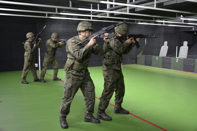 Ćwiczenia ze strzelania realizowane na strzelnicy Bieszczadzkiego Oddziału Straży Granicznej w Przemyślu.