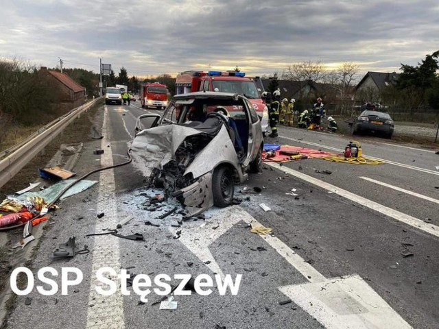 Miał niespełna dwa promile alkoholu we krwi, stracił panowanie nad samochodem, jechał nieprzepisowo z dużą prędkością. Najpierw uderzył w czerwonego Volkswagena Polo, a potem z impetem wjechał w srebrną osobówkę. Sam zatrzymał się w rowie.
Przejdź do kolejnego zdjęcia --->