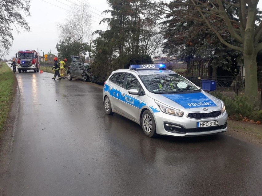 Wypadek w powiecie radziejowskim. 48-latka, kierująca dacią uderzyła w drzewo i wylądowała w rowie [zdjęcia]