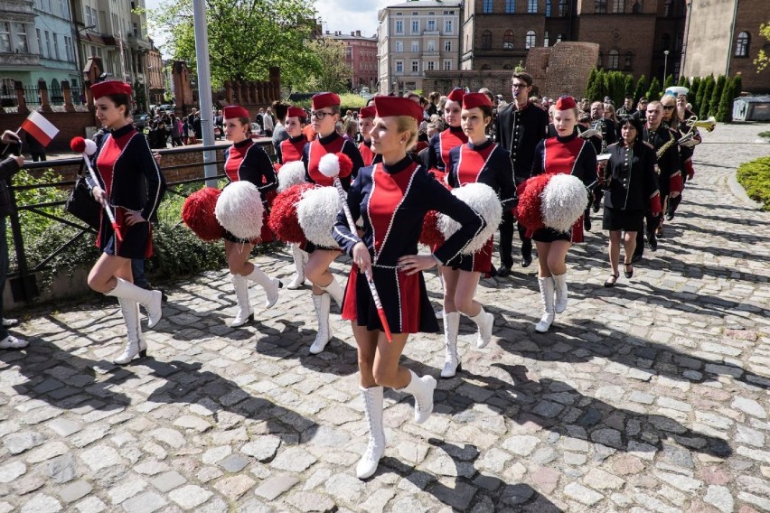 Dzień Flagi w Poznaniu: Strażacy rozwinęli ogromną flagę