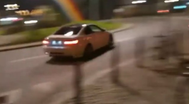 Drifting białego BMW wokół tęczy na pl. Zbawiciela [wideo]