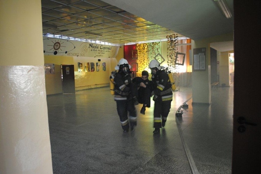 Ćwiczenia pożarnicze w słupeckim gimnazjum