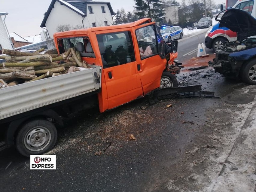 Czołowe zderzenie w Sadowie. Samochody są w opłakanym stanie