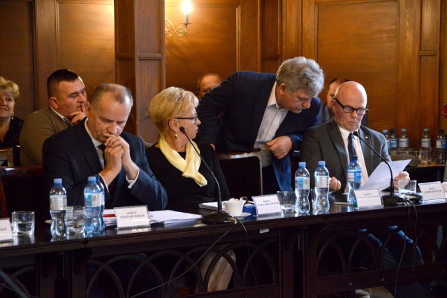 Leszek Szymczak (na zdjęciu pierwszy z prawej) nie zamierza się poddawać i zapowiada odwołanie do władz wyższych partii. Na zdjęciu także radni miejscy w Bytowie Maria Mielewczyk i Wiesław Dykier