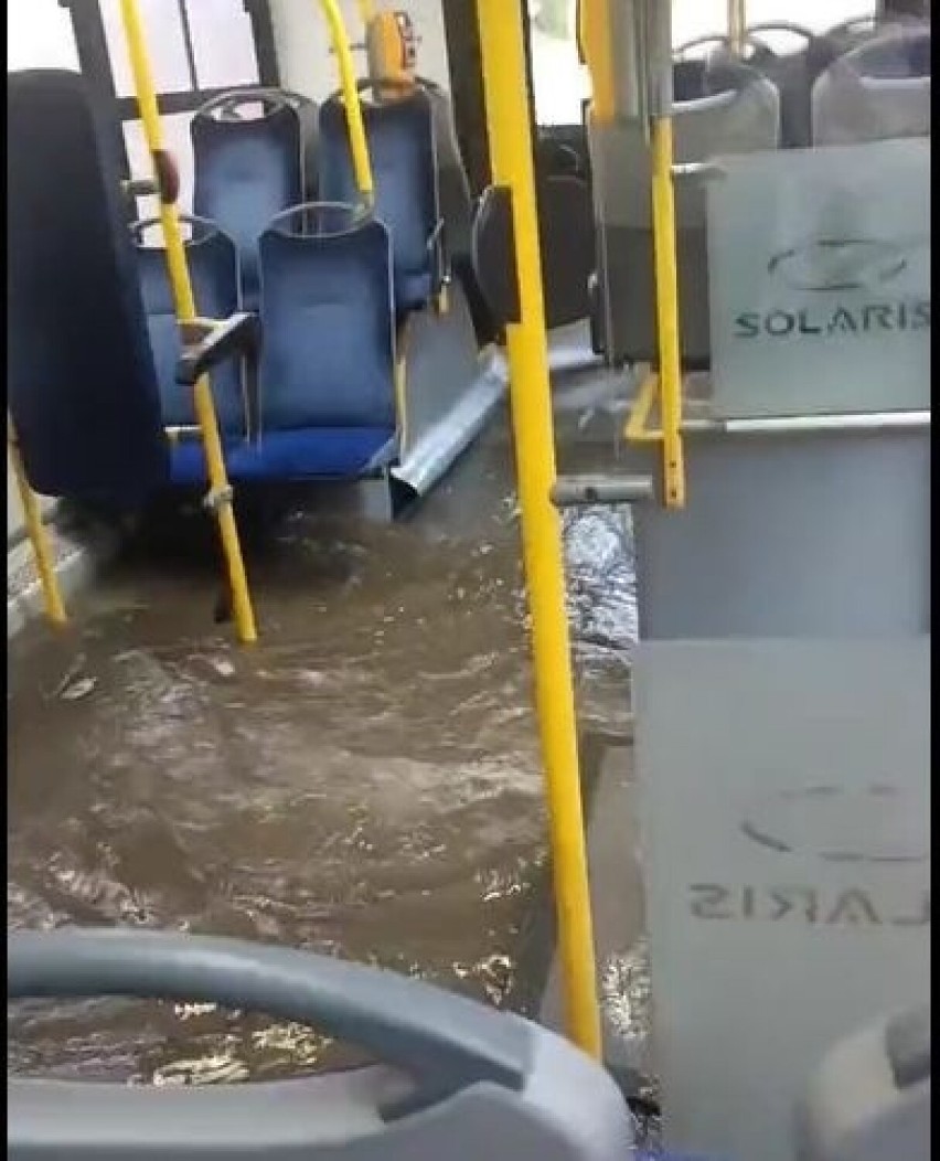 Woda niczym rzeka zalała autobus w Kielcach. W środku byli pasażerowie. Kierowca nie zgłosił zdarzenia. Zobacz zdjęcia i film
