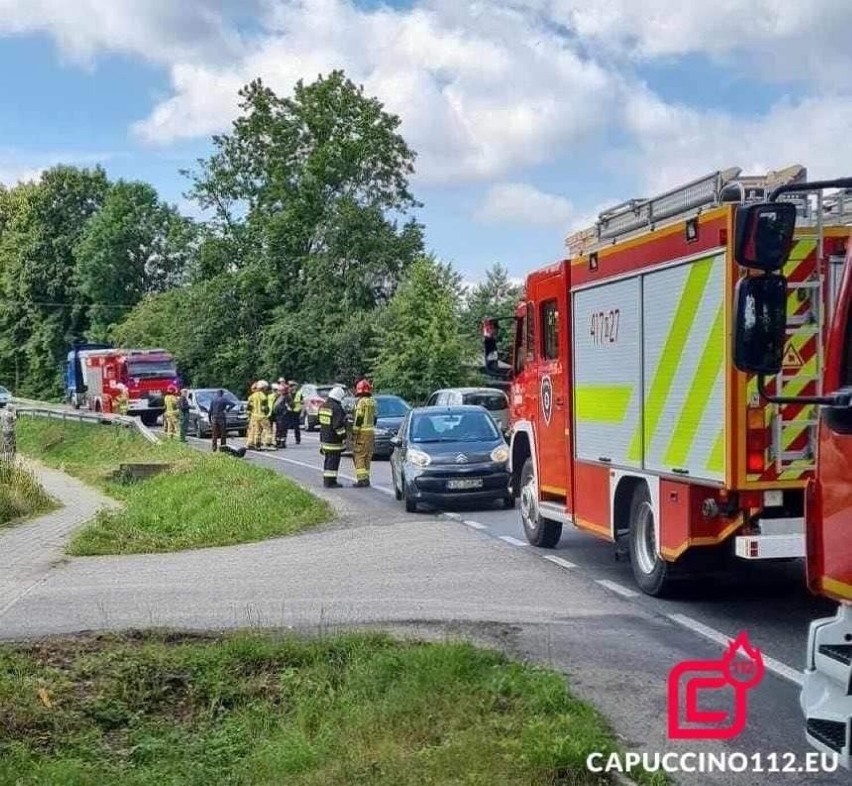  Wypadek w Jurkowie na DK75, zderzenie trzech samochodów, kobieta z trzymiesięcznym dzieckiem trafiła do szpitala. Zobacz zdjęcia