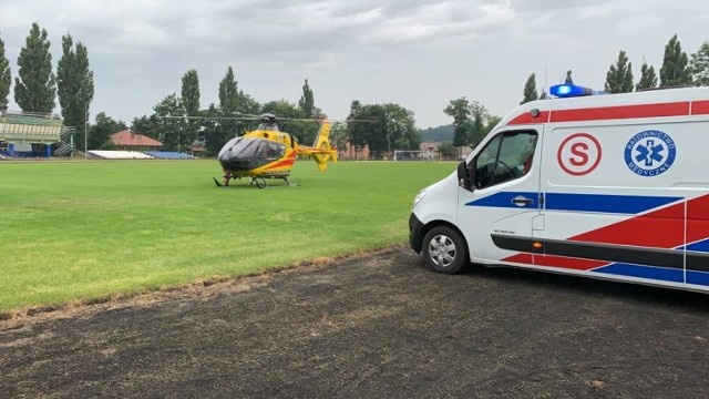 Sześcioletni chłopiec wypadł przez okno z drugiego piętra w Golubiu-Dobrzyniu. Na miejscu zdarzenia pojawili się ratownicy i helikopter. Dziecko jest przytomne.

Czytaj więcej na kolejnych stronach. Przesuń zdjęcie gestem lub naciśnij strzałkę w prawo.