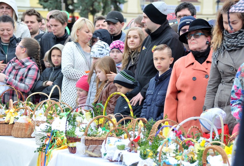 Wielkanocne święcenie pokarmów na rynku w Krośnie