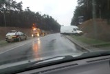Bus wypadł z ronda w Zielonej Górze. Uwaga kierowcy, na drogach panują fatalne warunki do jazdy. Pada deszcz ze śniegiem