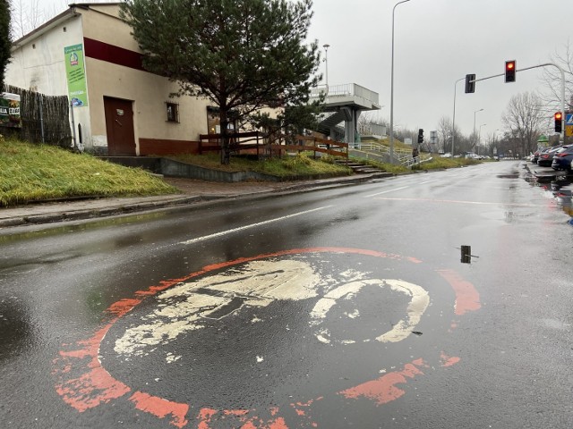 W tym roku rozpocznie się remont części ulicy Naftowej. Zainteresowanych jego wykonaniem jest wielu. 

Zobacz kolejne zdjęcia. Przesuń zdjęcia w prawo - wciśnij strzałkę lub przycisk NASTĘPNE