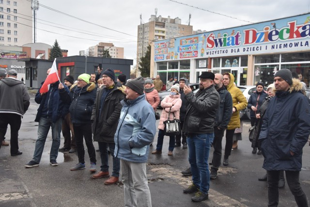 Pod biurem posła Matusiaka protestowało kilkadziesiąt osób.