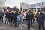 Protest pod biurem posła PiS, Grzegorza Matusiaka. Kilkadziesiąt osób zarzuciło mu segregację sanitarną. "Zdrajca!", "Hańba!" - wołali