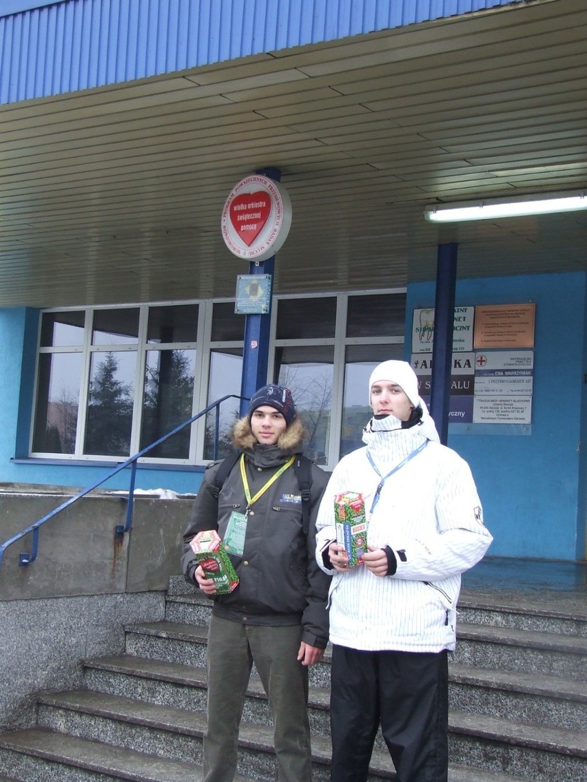 Wolontariusze przed sieradzkim szpitalem. Fot. Piotr...
