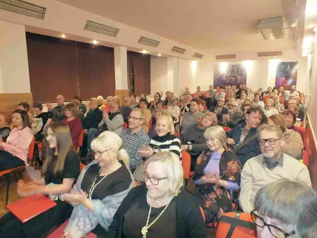 Publiczność podczas koncertu w Spółdzielczym Domu Kultury w Starachowicach.