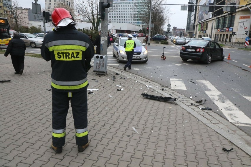 Wrocław. Groźnie wyglądający wypadek w centrum miasta, koło Dworca Głównego PKP (ZDJĘCIA)
