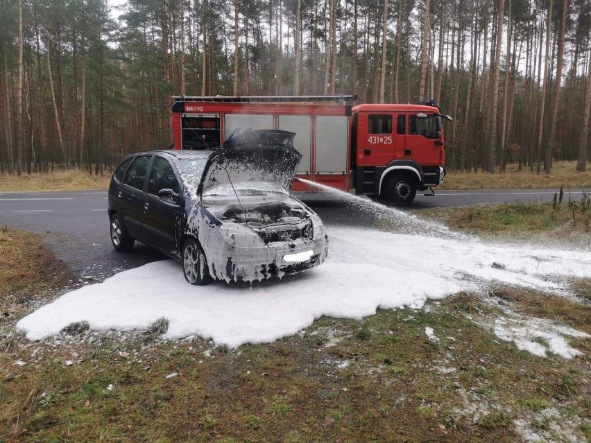 Strażacy dogaszali płonące auto osobowe