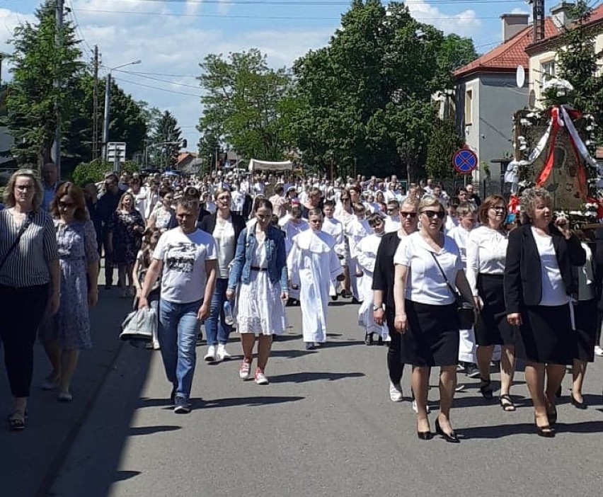 Boże Ciało w Pszczółkach. Wierni przeszli w procesji do czterech ołtarzy |ZDJĘCIA