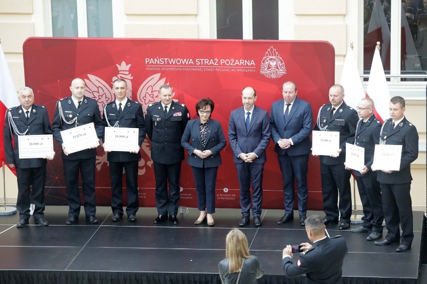 Marszałek Elżbieta Witek wręczyła czeki strażakom OSP regionu legnickiego, zobaczcie zdjęcia