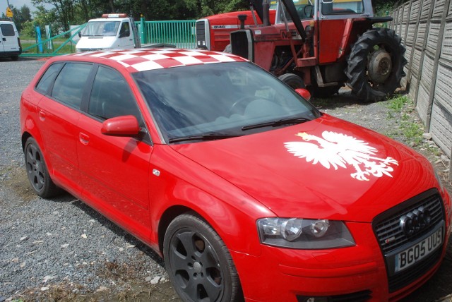 W Pleszewie pojawił się samochód w biało-czerwonych barwach