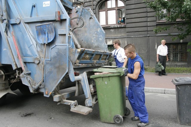 Jak często wywiozą śmieci?
Odpady komunalne zmieszane będą odbierane co najmniej raz na dwa tygodnie w przypadku budynków jednorodzinnych, natomiast w przypadku wielorodzinnych co najmniej raz w tygodniu. 

W przypadku nieruchomości, których nikt nie zamieszkuje, a powstają śmieci, nie rzadziej niż raz na dwa tygodnie. Odpady segregowane, czyli tworzywa sztuczne, metal, opakowania wielomateriałowe, papier i tektura oraz szkło będą dobierane raz w miesiącu w przypadku budynków jednorodzinnych, raz na dwa tygodnie w przypadku budynków wielorodzinnych i co najmniej raz w miesiącu w przypadku nieruchomości, na której nie zamieszkują mieszkańcy, a powstają odpady komunalne. 

Odpady biodegradowalne będą odbierane nie rzadziej niż raz na dwa tygodnie w zabudowie jednorodzinnej, trzy razy w roku w zabudowie wielorodzinnej i raz w miesiącu z nieruchomości niezamie-szkałych (oprócz targowisk i ogródków działkowych). Odpady z targowisk będą wywożone nie rzadziej niż raz na dwa tygodnie, z ogródków działkowych tak samo, ale tylko w okresie od 1 marca do  15 listopada. Jednak w międzyczasie śmieci firma zajmująca się wywozem śmieci  odbierze je co najmniej raz.