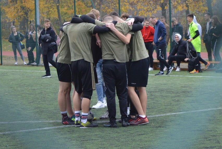 Jesienny turniej piłki nożnej w Zespole Szkół Zawodowych nr 2. Odbył się 25-26.10.2022. Zdjęcia, wyniki