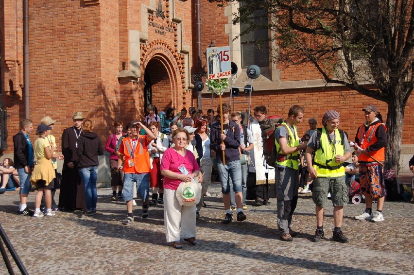 Tarnów. Pielgrzymka 2011 w drodze. Idzie ponad osiem tysięcy pątników [ZDJĘCIA]