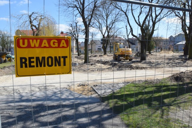 Prace trwają w parku na włoszczowskim Rynku. Teren został ogrodzony.